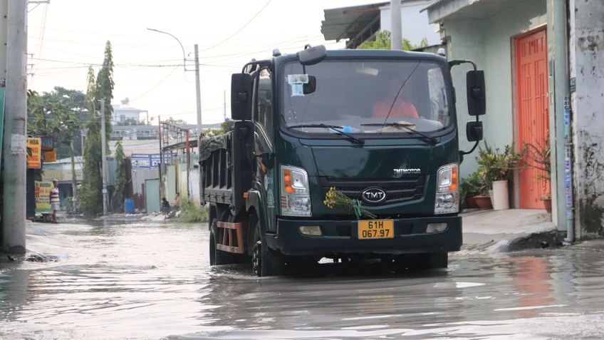 Đường ở TP.HCM ngập nửa năm nước chưa rút, dân kêu trời