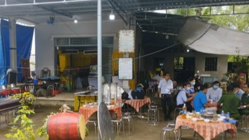 2 người chết vì uống sữa ở Tiền Giang: Bắt khẩn cấp người con 14 tuổi
