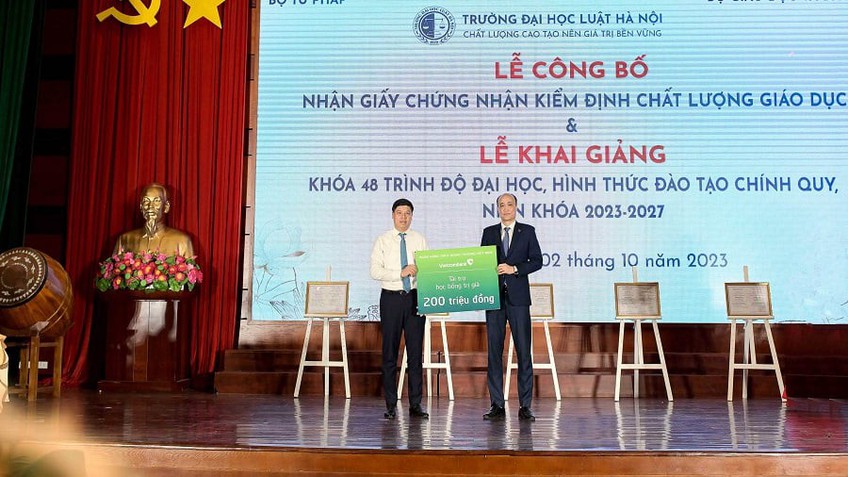 Vietcombank trao tặng học bổng trị giá 200 triệu đồng cho sinh viên Đại học Luật Hà Nội