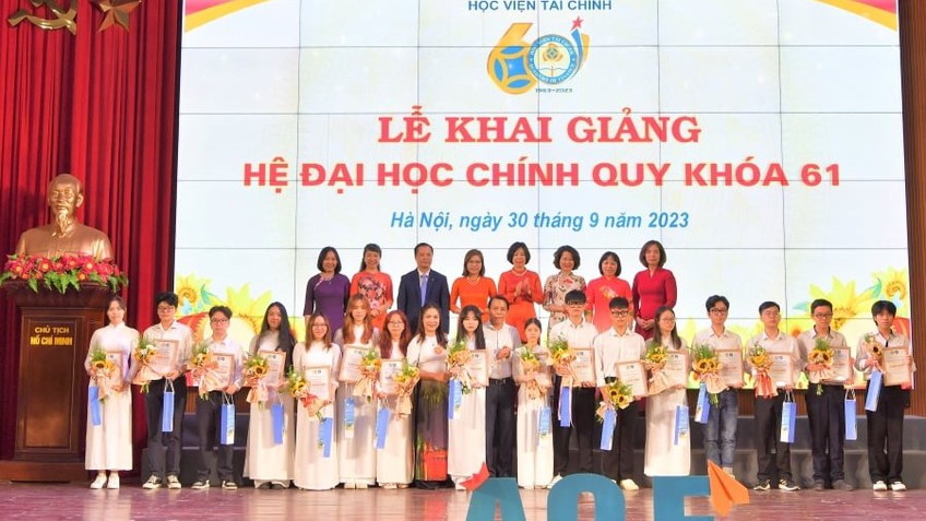 Vietcombank ký thỏa thuận hợp tác và trao tặng 1 tỷ đồng học bổng cho sinh viên xuất sắc Học viện Tài chính giai đoạn 2023 - 2027