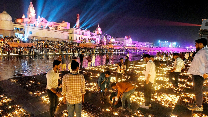 Người dân Ấn Độ thắp đèn đón mừng lễ Diwali
