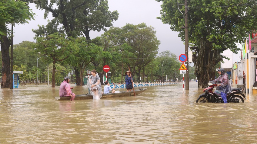 Mưa lũ ở Thừa Thiên Huế vượt đỉnh năm 2020, người dân không kịp trở tay