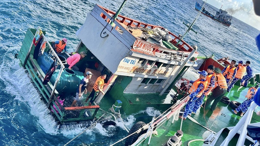 Cứu bé 3 tuổi cùng 5 thuyền viên trên tàu bị chìm ở vùng biển Côn Đảo
