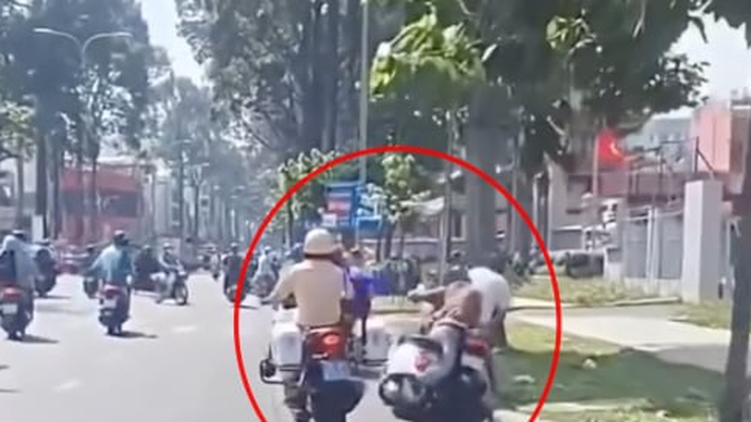 Tạm đình chỉ cảnh sát giao thông đạp người đi xe máy ngã xuống đường