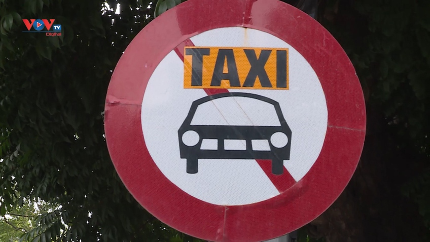 Hà Nội: Người dân đồng thuận dỡ bỏ biển cấm taxi một số tuyến phố
