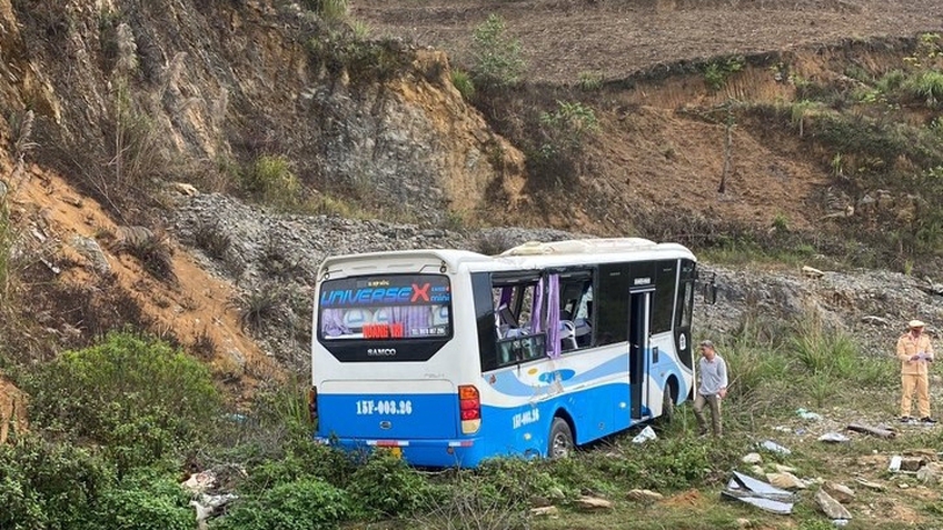 Xe khách lao xuống rãnh trên Quốc lộ 6, khiến 7 người thương nặng