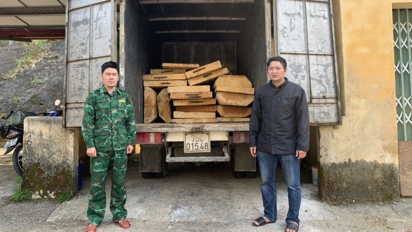 Thừa Thiên Huế: Phát hiện xe tải chở 19 phách gỗ lậu