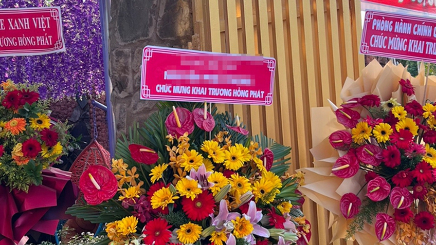 Bình Dương: Tự đặt lẵng hoa ghi tên lãnh đạo Đảng mừng khai trương, chủ quán cà phê bị xử phạt
