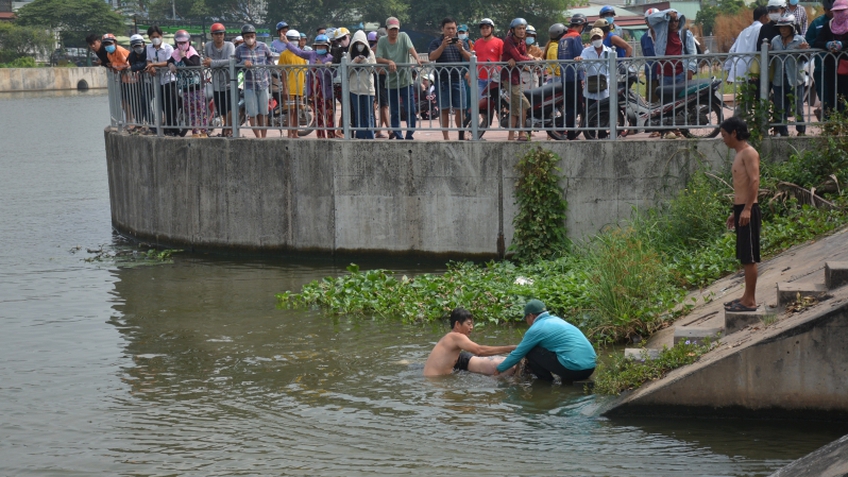 Long An: Đang nhậu bị thách bơi qua sông một thanh niên tử vong