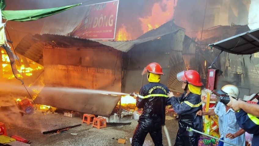 Vụ cháy chợ ở Đồng Tháp làm 16 kiốt tạm bị cháy
