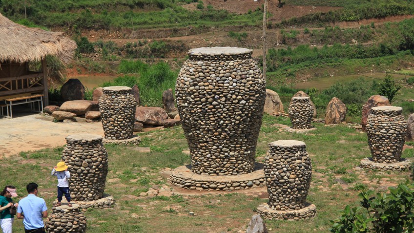 Độc đáo chum đá của người La Ha trên “miền cổ tích” Ngọc Chiến