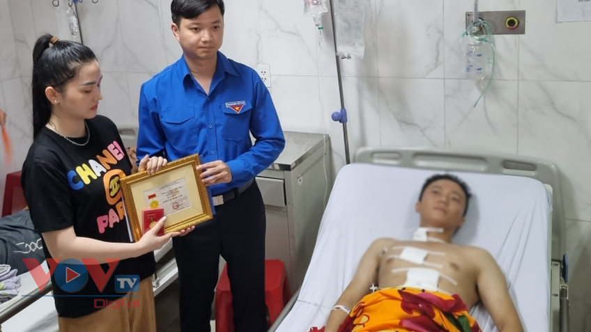 Trao tặng và truy tặng huy hiệu “Tuổi trẻ dũng cảm” cho 5 cán bộ, chiến sĩ ở Đắk Lắk