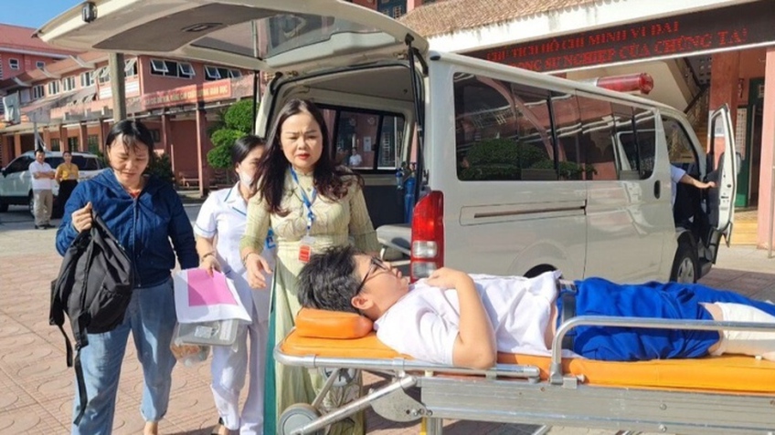 Giám đốc Sở GD&ĐT Quảng Trị đưa nam sinh bị gãy chân vào phòng thi