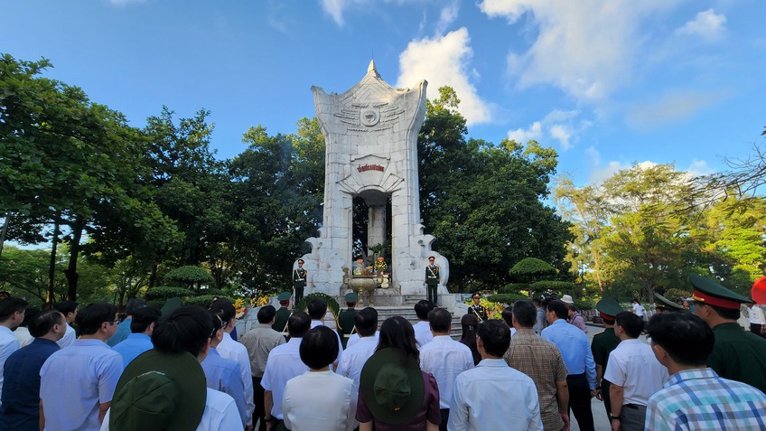Thủ tướng Phạm Minh Chính viếng nghĩa trang liệt sĩ tại tỉnh Thừa Thiên Huế và Quảng Trị