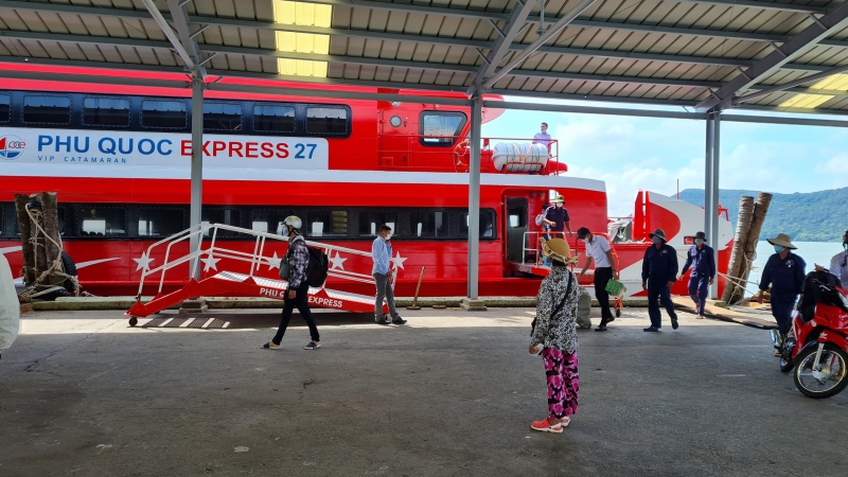 Kiên Giang: Trời không mưa nhưng gió giật cấp 7, cấp 8, tàu đi Phú Quốc và các đảo tạm ngưng hoạt động