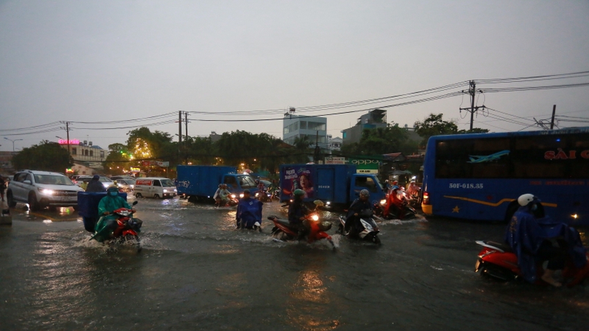 Vì sao nhiều nơi ở TP.HCM hễ mưa là ngập?