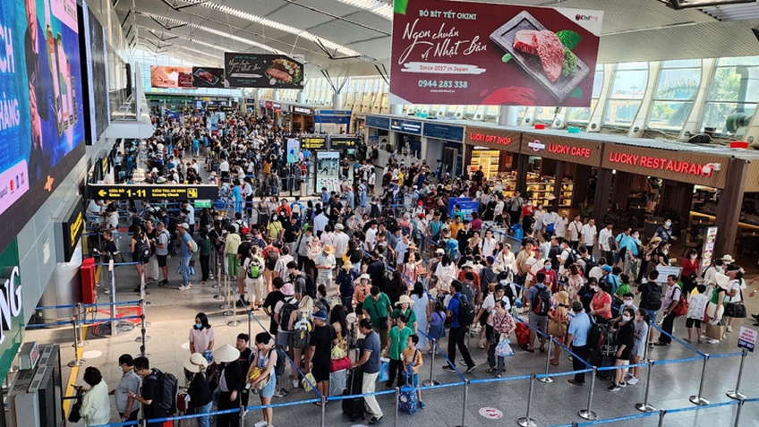 Sân bay Đà Nẵng đông kín khách làm thủ tục