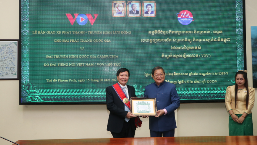 Campuchia tiếp nhận xe phát thanh, truyền hình lưu động do VOV hỗ trợ