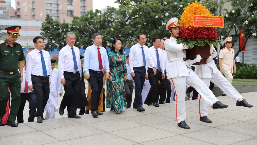 Dâng hương tưởng niệm Chủ tịch Hồ Chí Minh và Chủ tịch Tôn Đức Thắng