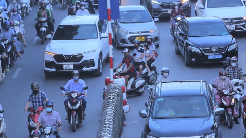 Dải phân cách cứng trên đường Nguyễn Trãi sau 1 năm: Ô tô, xe máy vẫn chung làn