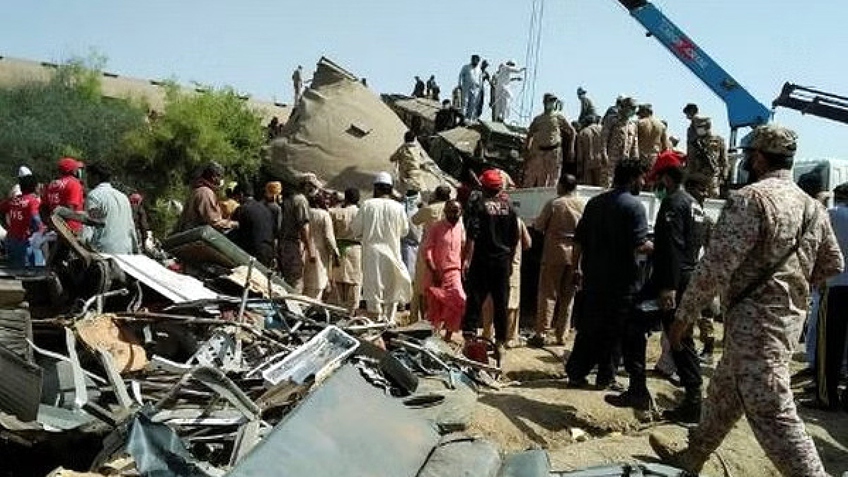Tàu hỏa trật bánh tại Pakistan khiến hơn 100 người thương vong