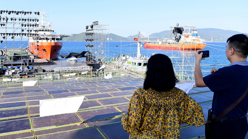 Cận cảnh sân khấu "Mạnh giàu từ biển quê hương" tại Quân cảng Nha Trang