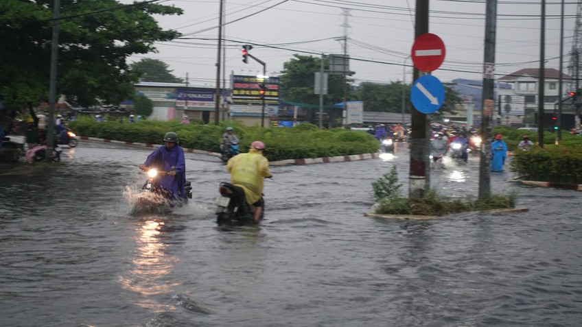 Cơn mưa kéo dài từ chiều đến tối, nhiều tuyến đường ở TP.HCM ngập nặng