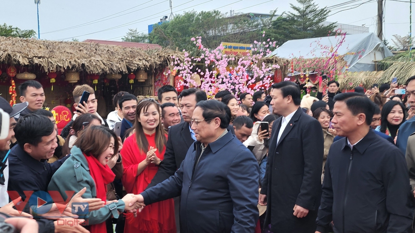 Thủ tướng Phạm Minh Chính thăm, tặng quà gia đình chính sách, công nhân, người lao động tại Thanh Hóa