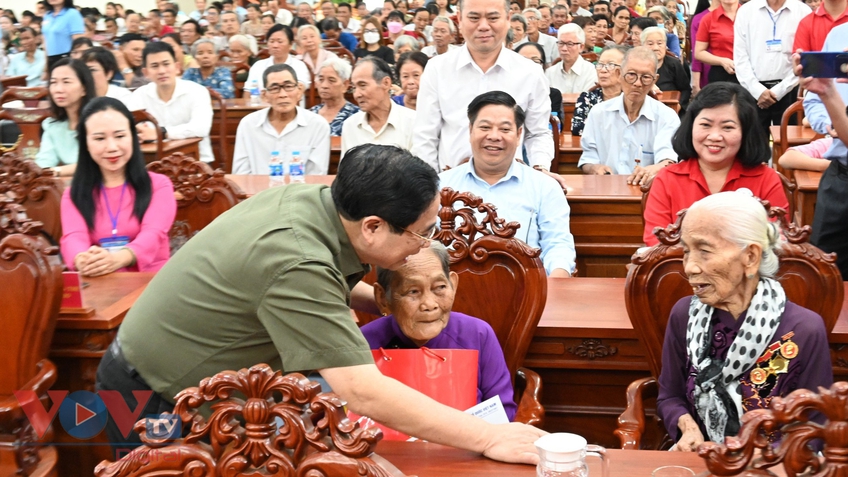 Thủ tướng Phạm Minh Chính thăm tặng quà gia đình chính sách, hộ nghèo, công nhân lao động Cần Thơ