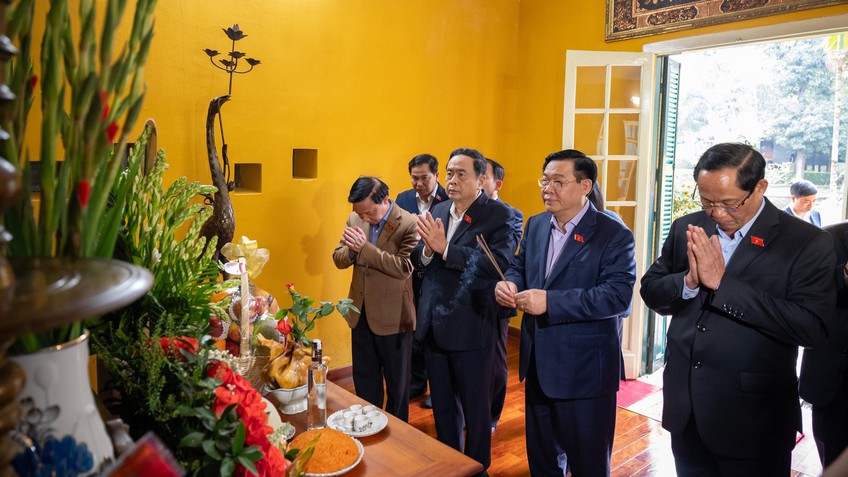 Chủ tịch Quốc hội Vương Đình Huệ dâng hương tưởng nhớ Chủ tịch Hồ Chí Minh 
