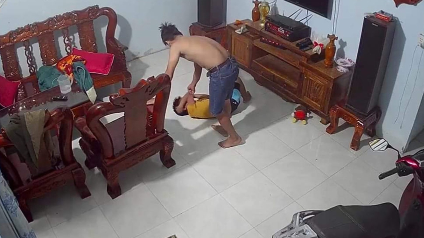 Khởi tố cha dượng đánh dã man bé trai 9 tuổi ở Bình Phước
