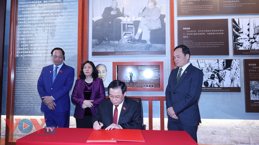 Chủ tịch Quốc hội Vương Đình Huệ thăm Khu di tích lịch sử Chủ tịch Hồ Chí Minh tại Côn Minh