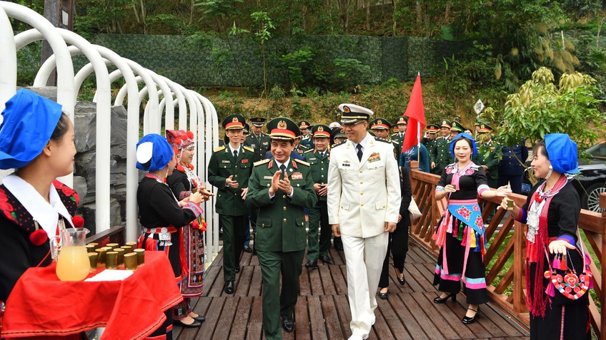 Giao lưu hữu nghị quốc phòng biên giới Việt Nam -Trung Quốc: Đoàn Việt Nam sang tỉnh Vân Nam
