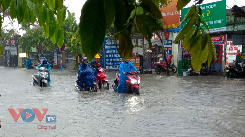 Bình Dương chìm trong biển nước sau mưa lớn, người dân bì bõm về nhà