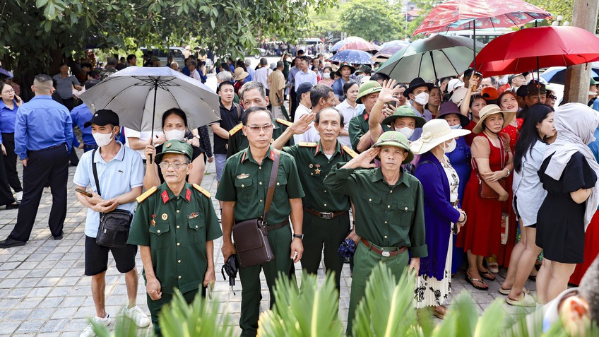 Biển người đổ về chiến trường lịch sử Điện Biên Phủ dự đại lễ