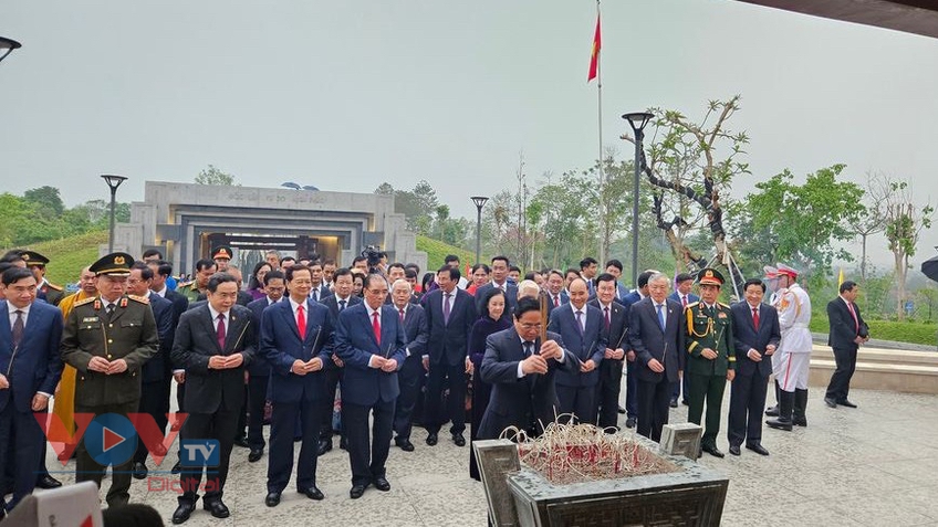 Lãnh đạo Đảng, Nhà nước dâng hương tưởng niệm anh hùng liệt sĩ tại Điện Biên Phủ