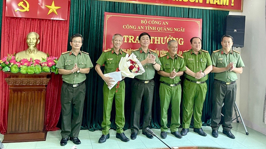 Công an tỉnh Quảng Ngãi thưởng nóng cho tập thể phá nhanh vụ án giết người nghiêm trọng