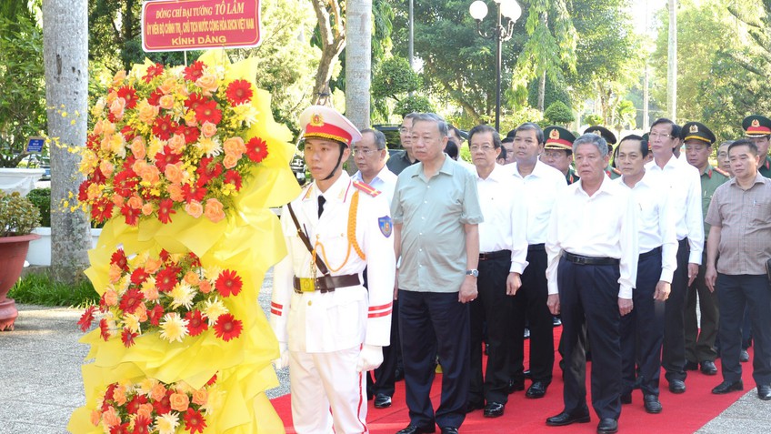 Chủ tịch nước dâng hương đền thờ Chủ tịch Hồ Chí Minh tại Trà Vinh