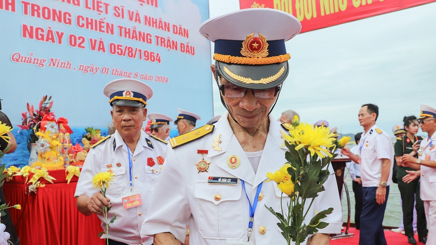 Tưởng niệm anh linh liệt sỹ và nhân dân hy sinh trong chiến thắng trận đầu của Hải quân nhân dân Việt Nam