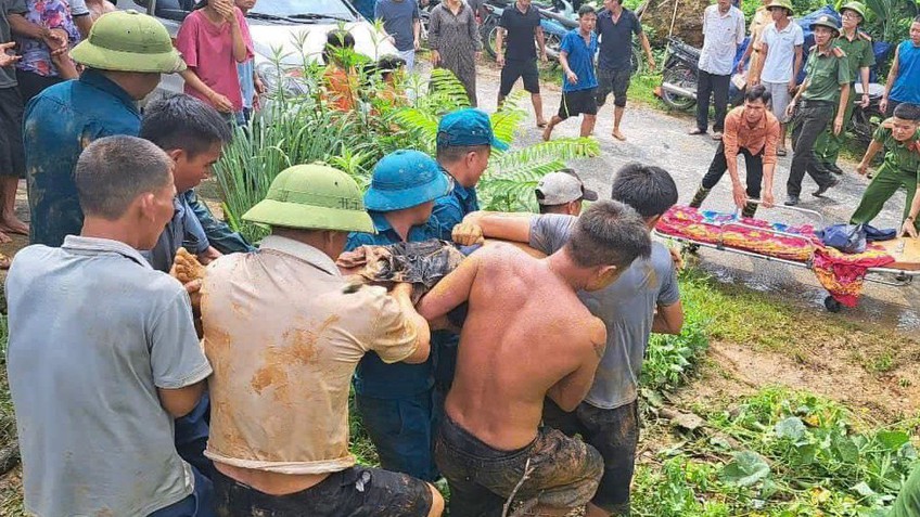 Giải cứu thành công người dân bị kẹt do sạt lở ở Tuyên Quang