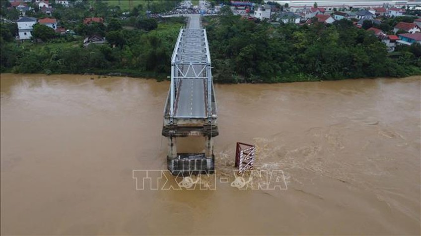 Phó Thủ tướng Hồ Đức Phớc trực tiếp kiểm tra tại hiện trường vụ sập cầu Phong Châu